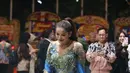 Olla Ramlan padukan kebaya hijau mint bersemat payet biru dengan celana panjang dan heels tinggi
