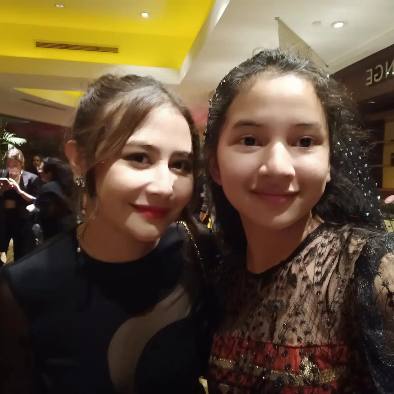 Pesona Nafiza Fatia Rani Pakai Dress Tapis Lampung Di Premiere Pengabdi 092480000 1660362921 Nafiza.fr 296907569 N 