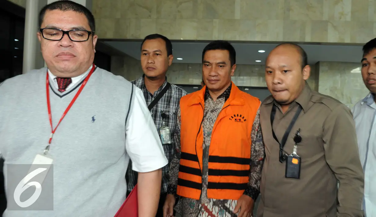 Mantan anggota DPRD Riau periode 2009-2014, Suparman ditahan terkait kasus dugaan suap pembahasan RAPDB P TA 2014 dan/atau RAPBD TA 2015 Provinsi Riau, Jakarta, Selasa (7/6). (Liputan6.com/Helmi Afandi)