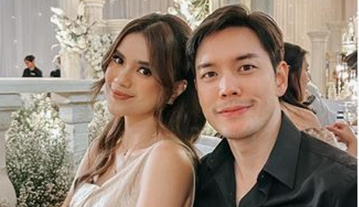 Kondangan di pernikahan sahabat, tentu Audi Marissa tak lupa menggandeng suaminya. Anthony Xie tampil gagah mengenakan kemeja hitam. Pasangan yang menikah pada tahun 2020 dan sudah memiliki satu orang anak ini tampil mesra di venue maupun saat berpose di photobooth pernikahan. (Liputan6.com/IG/@audimarissa)