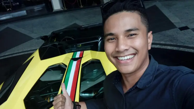 Yuk, Selfie Seru di Super Car Lambhorghini