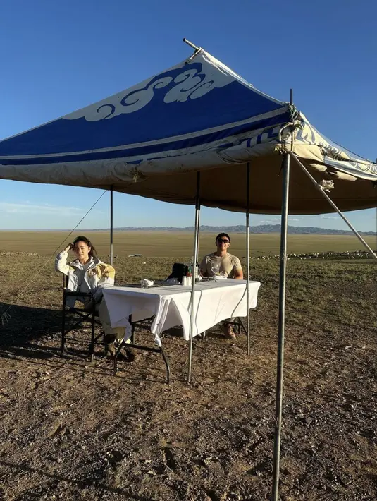 <p>Berada di tengah gurun, Nikita Willy tampak edgy dengan jaket bomber yang stylish. [Foto: Nikita Willy/ Instagram]</p>