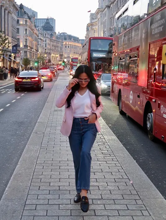 Selama di Inggris, dia memang kerap kali keliling kota. Di sana, Donna juga kerap berfoto. [instagram/donnharun]