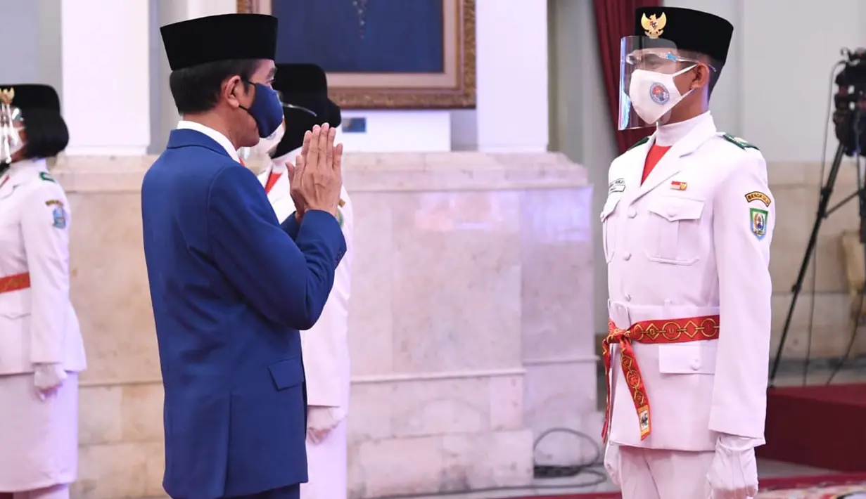 Presiden Joko Widodo memberi ucapan selamat kepada anggota Pasukan Pengibar Bendera Pusaka (Paskibraka) usai upacara pengukuhan di Istana Negara, Kamis (13/8/2020). Sebanyak 8 anggota Paskibraka akan bertugas pada upacara HUT ke-75 Kemerdekaan RI. (Foto: Lukas - Biro Pers Sekretariat Presiden)