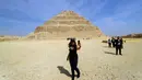 Seorang wanita berswafoto di depan Step Pyramid atau Piramida Bertingkat di nekropolis Saqqara, Provinsi Giza, Mesir, Kamis (5/3/2020). Perdana Menteri Mesir Mostafa Madbouly meresmikan Piramida Bertingkat setelah direstorasi selama 14 tahun. (Xinhua/Ahmed Gomaa)