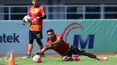 Dua penjaga gawang PBFC saat latihan resmi final Piala Presiden 2017 di Stadion Pakansari, Kab Bogor, Sabtu (11/3). Di final, PBFC akan melawan Arema FC, Minggu (12/3). (Liputan6.com/Helmi Fithriansyah) 
