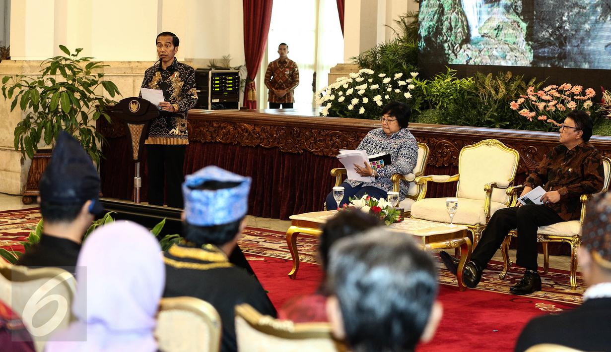 Presiden Joko Widodo memberikan paparan saat pencanangan pengakuan hutan adat, Jakarta, Jumat (30/12). Pencanangan dilakukan karena hutan adat adalah salah satu langkah berani dan wujud komitmen menjaga keseimbangan ekologis . (Liputan6.com/Faizal Fanani)