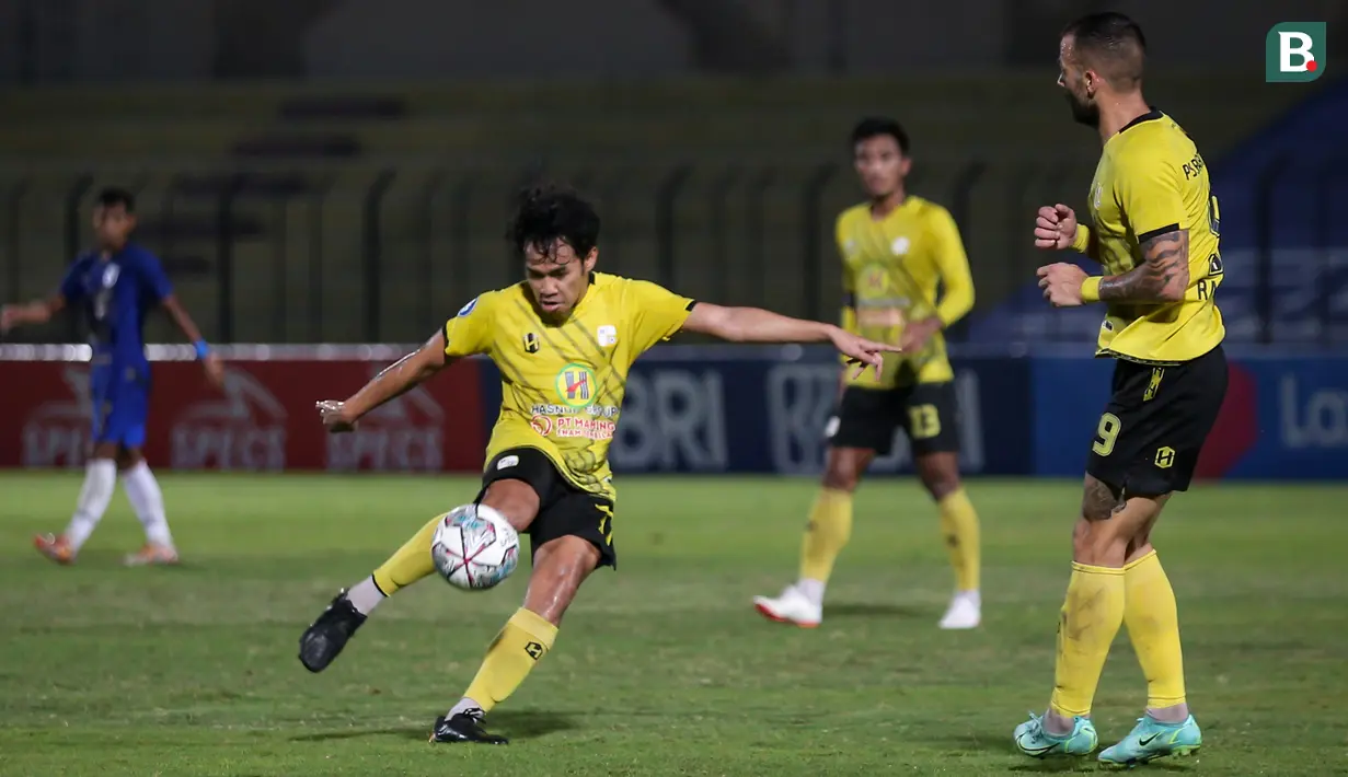 Pemain Barito Putera, M. Luthfi Kamal melepaskan tendangan ke gawang PSIS Semarang dalam laga pekan ke-8 BRI Liga 1 2021/2022 di Stadion Sultan Agung, Bantul, Rabu (20/10/2021). (Bola.com/Bagaskara Lazuardi)
