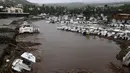 Sebuah foto menunjukkan kerusakan dan perahu di sebuah marina setelah lewatnya topan Belal di Saint-Paul, di pulau La Reunion, Prancis, pada 15 Januari 2024. (Richard BOUHET/AFP)