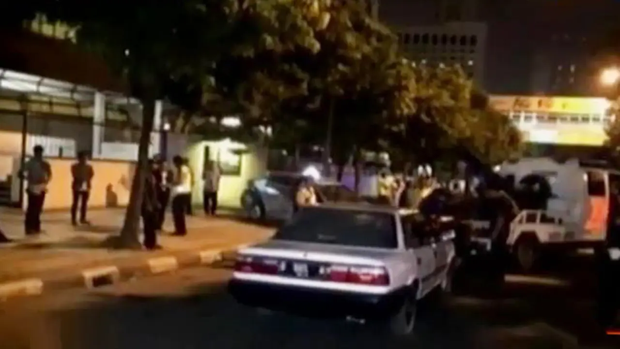 Sedan Tabrak Taksi hingga Sepeda Motor Listik di Surabaya