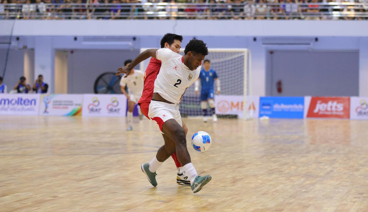 Pemain Timnas Futsal Indonesia, Cris Daniel Yeimo berduel dengan pemain Thailand pada final Piala AFF Futsal 2026 di Nonthaburi Sports Complex Gymnasium, Nonthaburi hari Minggu, (12/4/2026). (Dok. FFI)
