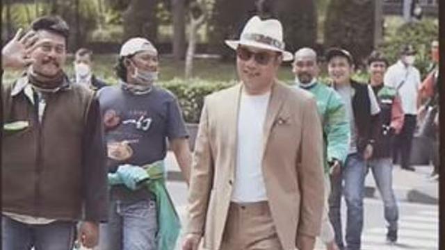 Gubernur Jawa Barat Ridwan Kamil mendatangi kawasan SCBD untuk melakukan fashion show bersama puluhan driver ojek online yang tengah menunggu orderan