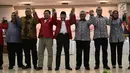 Ketua Umum PKPI, Hendropriyono berfoto bersama Ketua KPU Arief Budiman berserta kadernya usai penyerahan nomor urut peserta Pemilu 2019 di kantor KPU Pusat, Jumat (13/4). (Liputan6.com/Angga Yuniar)