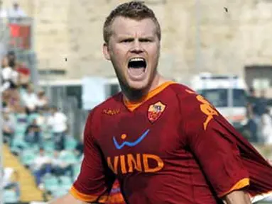 Kegembiraan defender AS Roma asal Norwegia, John Arne Riise, setelah mencetak gol kemenangan timnya 2-1 atas Siena dalam lanjutan Serie A Italia yang berlangsung di Artemio Franchi, 13 September 2009. AFP PHOTO/FABIO MUZZI 