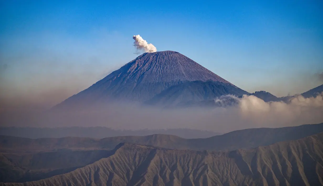Gunung Semeru mengeluarkan asap pada kawasan Taman Nasional Bromo Tengger Semeru (TNBTS) dari puncak penanjakan 1 di Kabupaten Pasuruan, Jawa Timur, Kamis, 13 Agustus 2026. (AFP/ Juni Kriswanto)