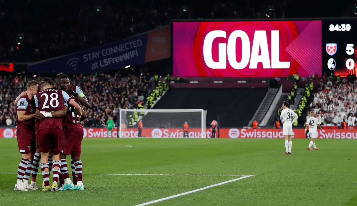 Gelandang West Ham United, Mohammed Kudus bersama rekan setimnya setelah mencetak gol kelima tim saat pertandingan sepak bola leg kedua babak 16 besar Liga Eropa UEFA melawan SC Freiburg di Stadion London, pada 14 Maret 2024. (Ian Kington/AFP)