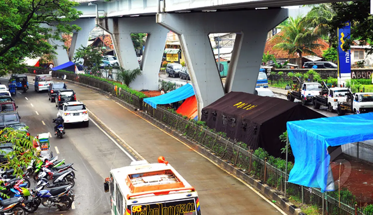 Sejumlah warga korban banjir mengungsi di bawah kolong Jembatan Pesing, Grogol, Jakarta, Rabu (11/2/2015). Tenda darurat mereka dirikan untuk bertahan sementara waktu. (Liputan6.com/Faisal R Syam)