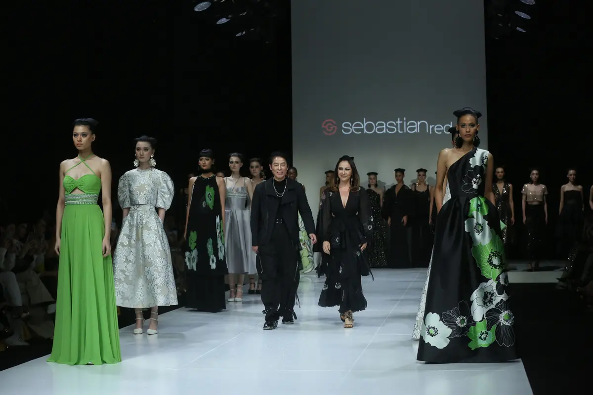 Potret Feminin ala Sosialita Paris di Koleksi Busana Cafe de Flore dari Sebastian Gunawan