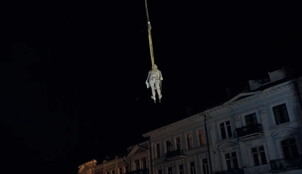 Pekerja memindahkan sebagian monumen untuk Catherine II yang juga dikenal sebagai "Monumen Pendiri Odesa" di Odesa, Ukraina, 29 Desember 2022. Keputusan untuk membongkar monumen yang terdiri dari patung Permaisuri Rusia Catherine II dan rekannya dibuat baru-baru ini oleh penduduk Odesa melalui pemungutan suara elektronik. (AP Photo/LIBKOS)