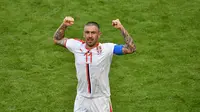 Bek Serbia, Aleksandar Kolarov, merayakan gol ke gawang Kosta Rika pada laga Grup E Piala Dunia 2018 di Cosmos Arena, Minggu (17/6/2018). (AFP/Fabrice Coffrini)