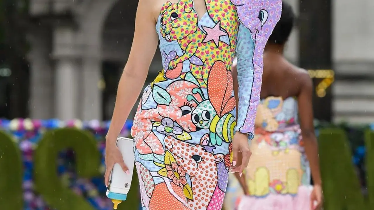 Potret Menggemaskan Gigi Hadid yang Gigit Botol Bayi di New York Fashion Week