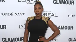 Mantan petenis nomor satu dunia, Serena Williams berpose di karpet merah Glamour Women of The Year Awards 2017 di New York, Senin (13/11). Serena tampil modis dengan gaun Versace berwarna hitam emas yang memamerkan otot kekarnya. (ANGELA WEISS / AFP)