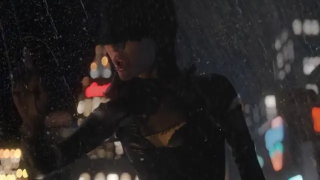 Ariana Grande di video klip terbarunya berjudul The Boy is Mine