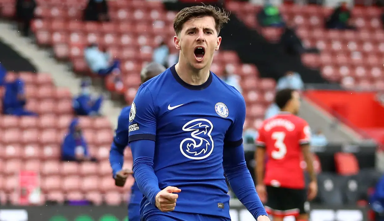 Mason Mount sukses mencuri perhatian fans Chelsea kala dirinya beberapa kali dimainkan oleh pelatih Frank Lampard saat itu. Walapun sempat banyak menuai kritikan, pemain 22 tahun tersebut mampu menjelma menjadi motor serang bersama duetnya, Kai Havertz. (AFP/Pool/Michael Steele)