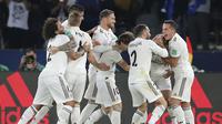 Para pemain Real Madrid merayakan gol ke gawang Al-Ain pada laga final Piala Dunia Antarklub 2018, di Zayed Sport City Stadium, Abu Dhabi, Sabtu (22/12/2018) malam waktu setempat. (AP Photo/Kamran Jebreili)