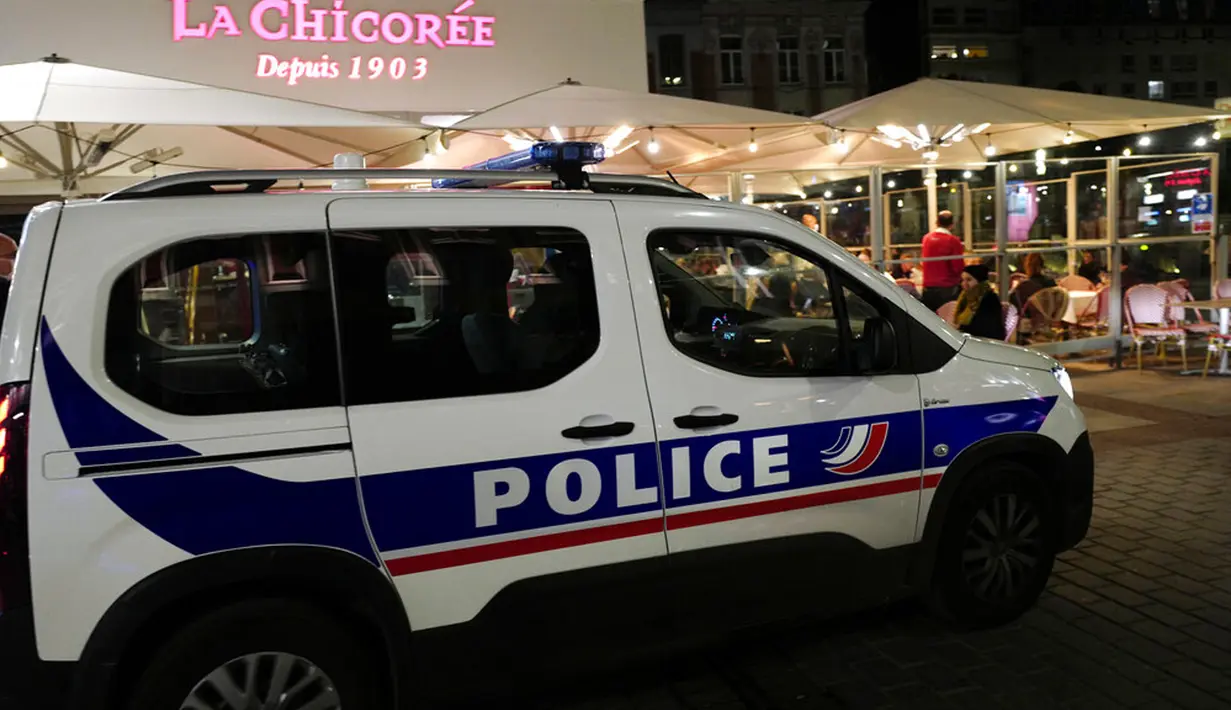 Polisi berpatroli di Lille, Prancis, Jumat (16/10/2020). Prancis mengerahkan 12.000 polisi untuk memberlakukan jam malam baru mulai Jumat malam hingga bulan depan untuk memperlambat penyebaran COVID-19. (AP Photo/Michel Spingler)