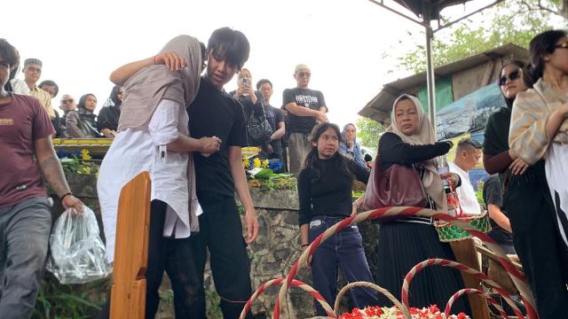 Pemakaman presenter Hilbram Dunar