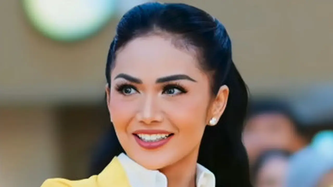 Potret Kece Krisdayanti Jadi Mahasiswa Baru, Tampil Cantik dengan Makeup Soft Glam dan Rambut Curly