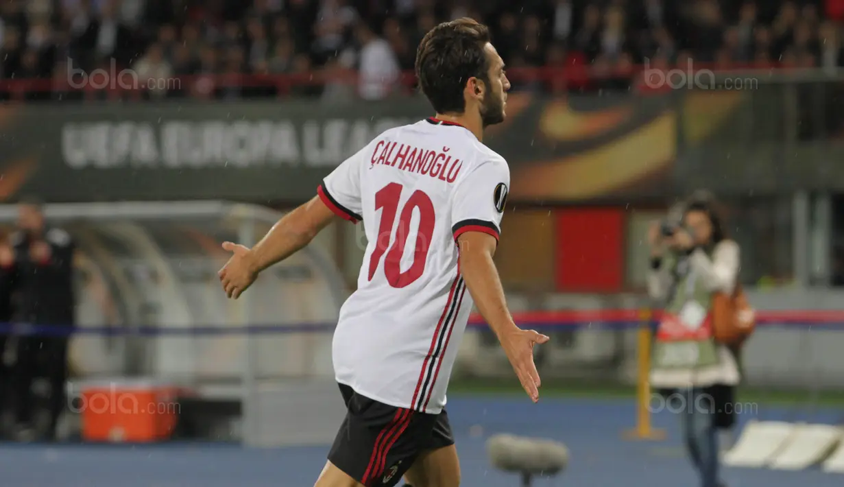 Gelandang AC Milan, Hakan Calhanoglu, berlari merayakan gol yang dicetaknya ke gawang Austria Wien pada laga Liga Europa di Stadion Stadion Ernst Happel, Wien, Kamis (14/9/2017). Wien kalah 1-5 dari Milan. (Bola.com/Reza Khomaini)