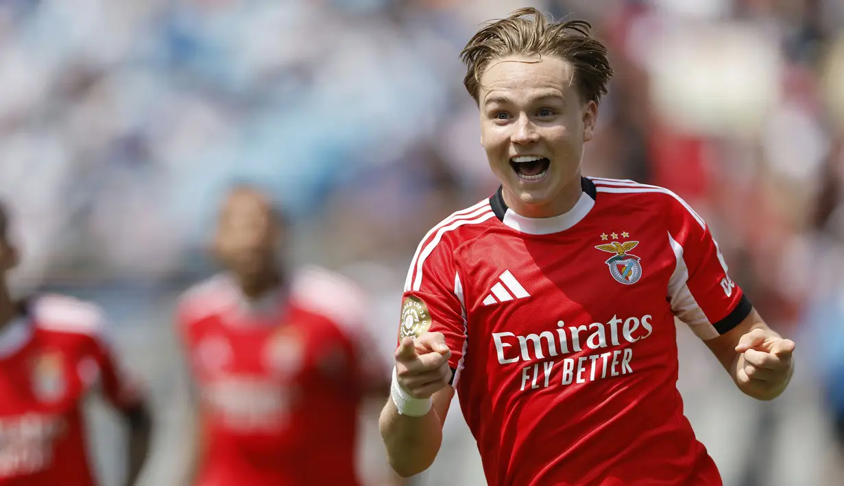Pemain Benfica, Andreas Schjelderup melakukan selebrasi setelah mencetak gol ke gawang Bayern Munchen dalam laga lanjutan Grup C Piala Dunia Antarklub 2025 melawan Bayern Munchen di Bank of America Stadium, Charlotte, Amerika Serikat, Rabu (25/06/2025) WIB. (AP Photo/Nell Redmond)