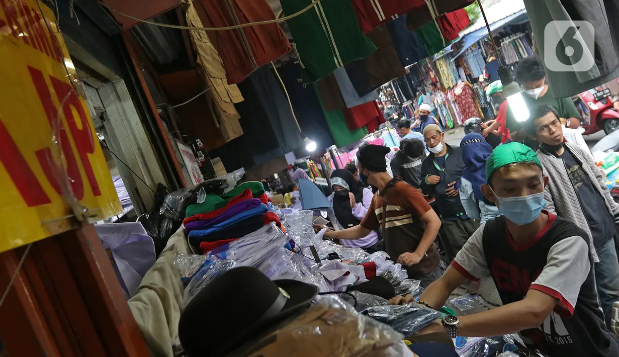 Suasana Pasar Mester, Jakarta, Minggu (29/8/2021). Menurut pedagang, penjualan seragam sekolah kembali meningkat hingga 30 persen jelang masuk sekolah tatap muka yang dilaksanakan kembali pada 30 Agustus 2021. (Liputan6.com/Herman Zakharia)