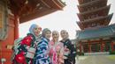 Momen lain menunjukkan mereka berpose di depan pagoda yang megah dengan latar arsitektur tradisional Jepang. Penampilan geng Ranayu dengan kimono dan hijab menjadi bukti harmonisasi budaya yang unik dan menarik. (Liputan6.com/IG/@ninazatulini22)