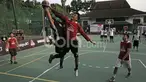 Peserta Red Bull Reign 3 on 3 di Indonesia berlomba untuk menjadi yang terbaik di Lapangan Basket Pati Unus Jakarta, Sabtu (15/4/2017). Pemenang akan mengikuti putaran final di Washington, Amerika Serikat. (Bola.com/Peksi Cahyo)