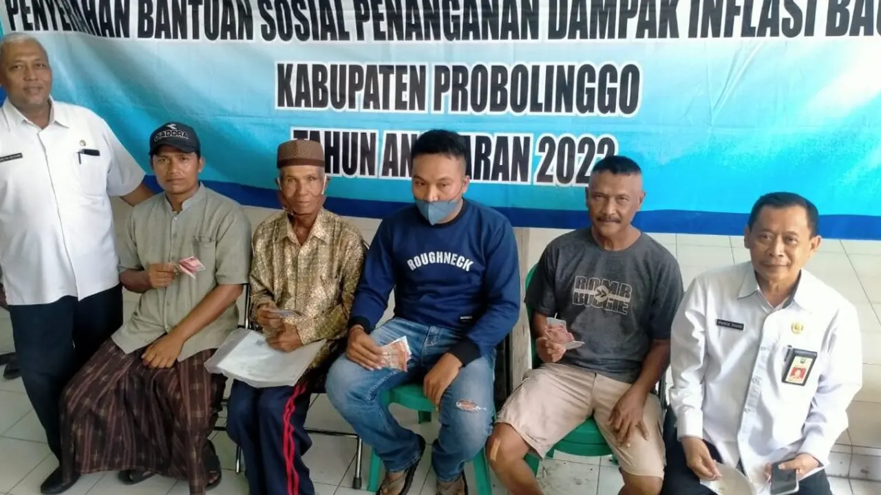 Para nelayan di Probolinggo mendapat BLT BBM. (Istimewa)
