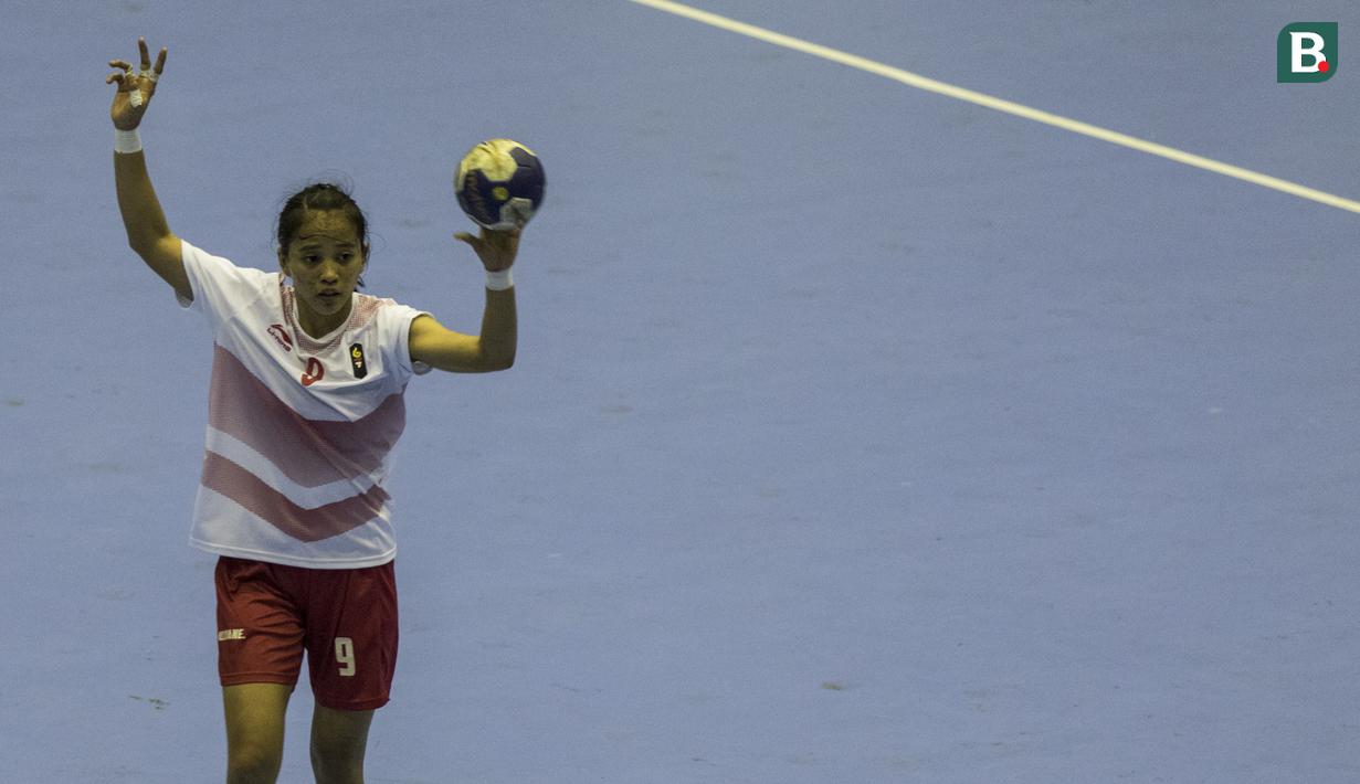 Atlet bola tangan Indonesia, Lia Apriliani, saat melawan Malaysia pada laga Asian Games 2018 di GOR Popki Cibubur, Jakarta Timur, Selasa (14/8/2018). Indonesia menang 23-15 atas Malaysia. (Bola.com/Vitalis Yogi Trisna)