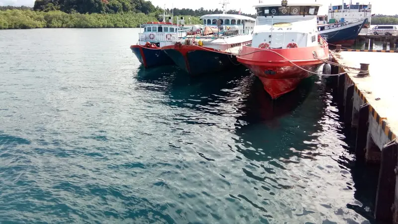 Kapal bersandar di Pelabuhan Tua Peijat Kabupaten Kepulauan Mentawai