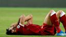 Pemain Liverpool Mohamed Salah kesakitan usai dicederai oleh bek Real Madrid Sergio Ramos dalam pertandingan final Liga Champions di Stadion NSK Olimpiyskiy, Ukraina (26/5). Karena cedera Salah tidak dapat melanjutkan pertandingannya. (AP/Pavel Golovkin)