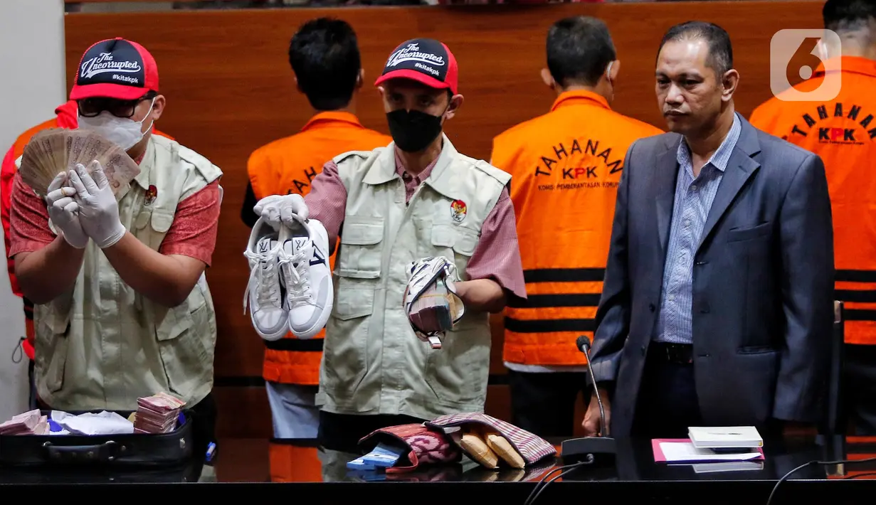 KPK menyita barang bukti berupa uang 924 juta dalam pecahan rupiah, ringgit Malaysia, dollar Amerika Serikat (AS), dollar Singapura, dan baht Thailand menjadi barang bukti penangkapan Yana Mulyana. (Liputan6.com/Angga Yuniar)