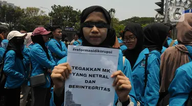 Massa dari Front mahasiswa Demokrasi Kawal Reformasi melakukan aksi unjuk rasa di Kawasan Patung Kuda, Jakarta, Senin (16/10/2023). (merdeka.com/Imam Buhori)