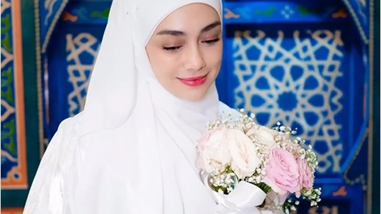 Potret Celine Evangelista mengenakan gamis dan hijab syari (Sumber: Instagram/celine_evangelista)