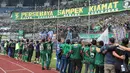Pemain dan official Persebaya Surabaya menyapa ribuan Bonek usai laga melawan PSPS Riau pada laga 8 Besar Liga 2 Grup Y di Stadion GBLA, Bandung, Sabtu (18/11/2017). Persebaya Menang 1-0. (Bola.com/Nicklas Hanoatubun)