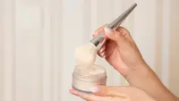 Bye Makeup Cakey, Ini Setting Powder Viral yang Bikin Tampilan Makin Flawless