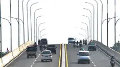 Kendaraan bermotor melintasi flyover simpang gaplek di Pamulang, Tangerang Selatan, Jumat (15/5/2020). Beroperasinya flyover sepanjang 446 meter  yang menghubungkan Ciputat- Parung itu diharapkan membantu mengurai kemacatan yang kerap terjadi di kawasan tersebut. (merdeka.com/Arie Basuki)