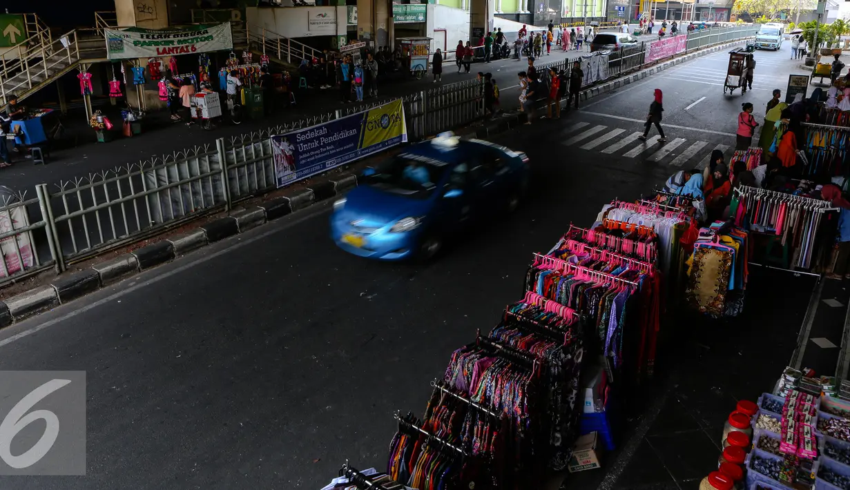 Sejumlah pedagang mulai berjualan di kawasan Tanah Abang Blok C, Jakarta, Selasa, (22/7/2015). Aktivitas ekonomi di blok tersebut perlahan-lahan mulai kembali pulih setelah liburan lebaran. (Liputan6.com/Faizal Fanani)