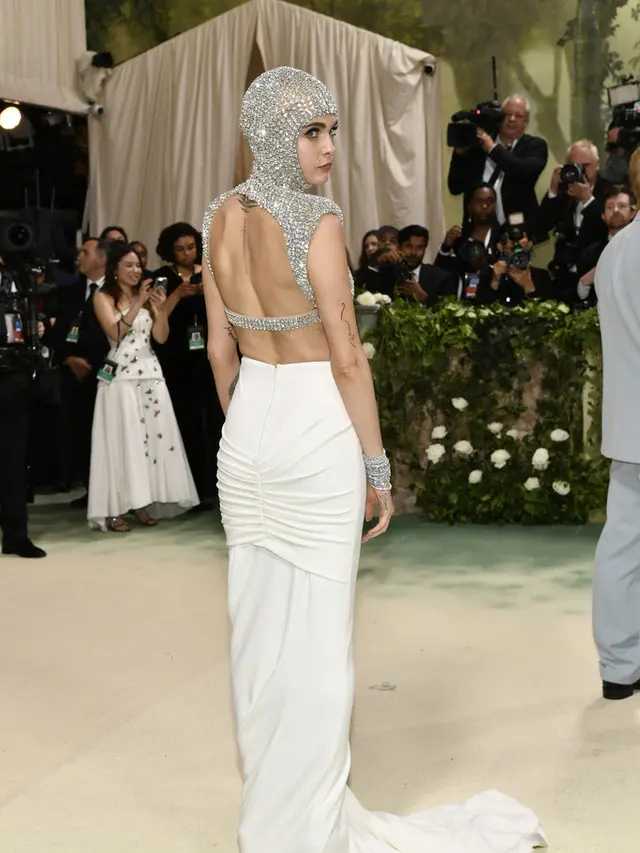Cara Delengvine dalam Met Gala 2024. (Evan Agostini/Invision/AP)
