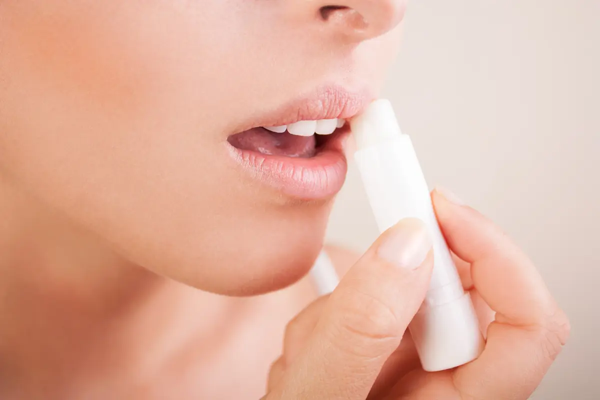 Benarkah Lip Balm Memperburuk Bibir Kering dan Pecah-Pecah?